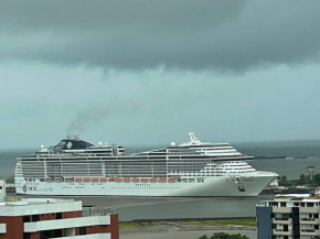 Ampla, 180 graus de vista mar.